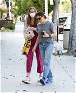 Violet Affleck's Revitalizing Face Mask: Pamper Your Skin!